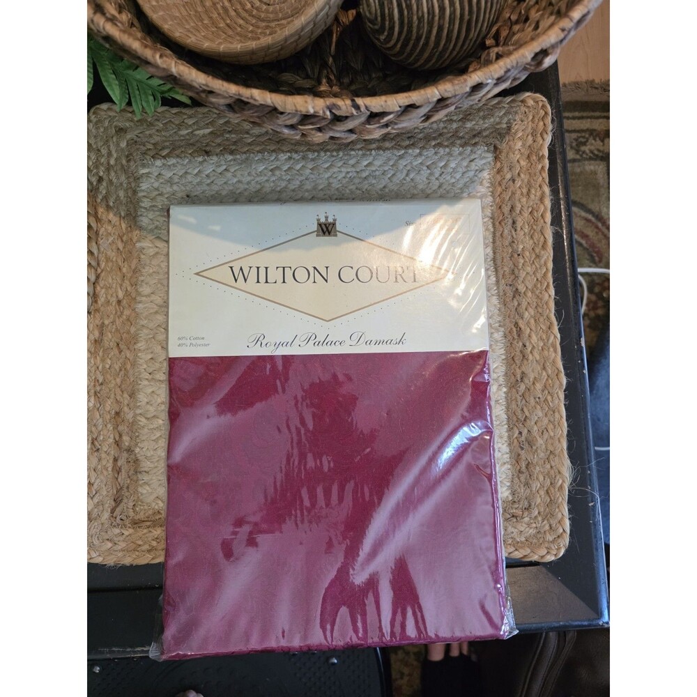 VTG Wilton Court Royal Palace Damask Tablecloth 60" x 84" Oblong NEW